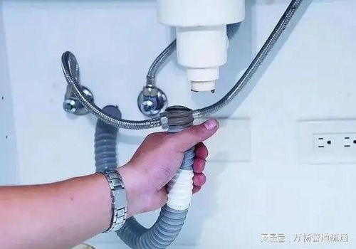 管道疏通夹在下水道怎么伸进去(疏通管卡在下水道了怎么办)