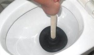 抽水马桶堵了管道疏通剂怎么使用 抽水马桶堵了管道疏通剂怎么使用