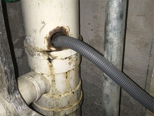 下水管道疏通弹簧卡住了怎么办(通下水道弹簧水管卡住)