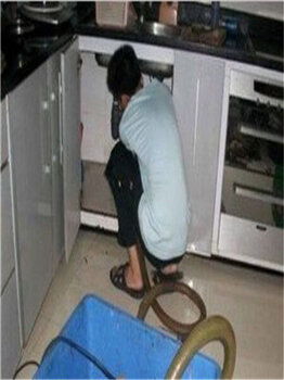 弯管道下水道堵了怎么疏通(弯管下水道堵了怎么办)