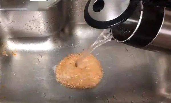 水泥粉干堵塞下水管道怎么疏通(水泥粉倒进下水道会堵住吗)