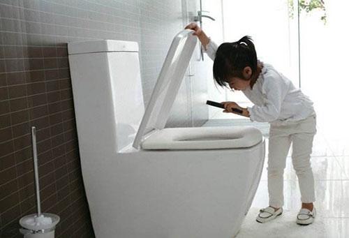 马桶堵卫生巾怎么疏通管道(马桶堵卫生巾怎么疏通管道的)