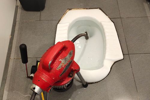 管道螺旋疏通器怎么用的(管道螺旋疏通器怎么用的啊)