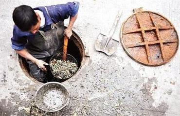 下水管道内污泥怎么疏通(下水管道淤泥)
