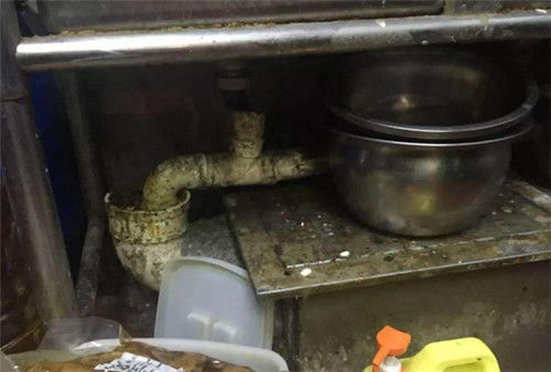 下水管道的油怎么疏通(下水管道油堵了用什么办法能疏通)