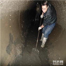 涵洞里有泥沙怎么疏通管道(涵洞里的淤泥怎么清理)