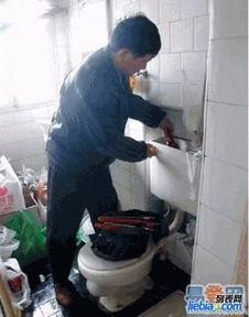 马桶下水满了怎么疏通管道(马桶下水道下水慢怎么办妙招)