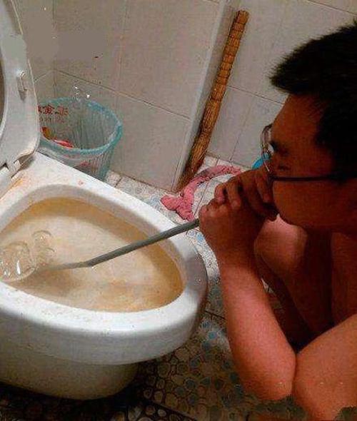 马桶纸堵住了怎么疏通管道(马桶纸堵了怎么办小窍门)