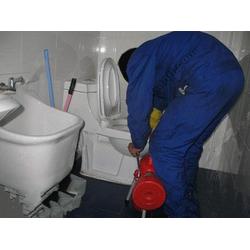 马桶该怎么疏通吸水管道(马桶该怎么疏通吸水管道图解)