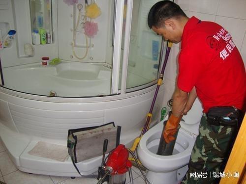 管道堵了怎么疏通马桶水(管道疏通剂马桶堵塞有用吗)
