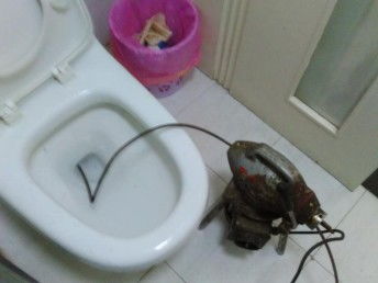 马桶主管道疏通工具怎么用(马桶主管道堵塞怎么疏通)