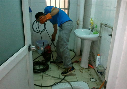 下水管堵住主管道怎么疏通(下水主管道堵了用什么能够快速疏通)