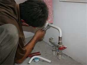 马桶下水管道堵怎么疏通(马桶下管道堵了如何自己快速疏通)