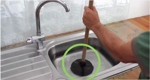 翻盖水槽堵了怎么疏通管道(水槽翻盖翻不动怎么办)