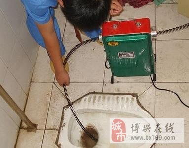 管道疏通漏到楼下怎么处理(疏通下水道把楼下管子破了可以修吗)