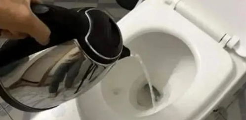 马桶堵用水球怎么疏通管道(马桶堵用水球怎么疏通管道的)