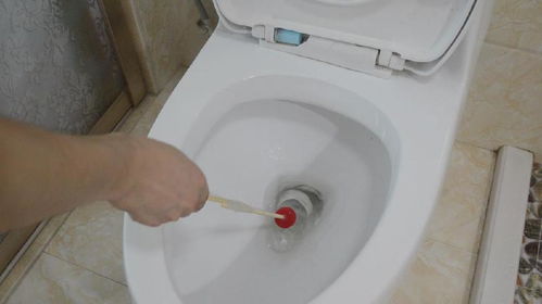 马桶里有水泥怎么疏通管道(马桶里水泥怎么去除)