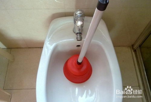马桶弯管怎么疏通管道的(马桶弯管被堵怎么办)