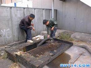 大粪管道怎么疏通的呢(粪便管道)