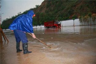 暴雨天疏通管道怎么处理(暴雨后工人疏通下水道现场画面曝光) 暴雨天疏通管道怎么处理(暴雨后工人疏通下水道现场画面曝光)