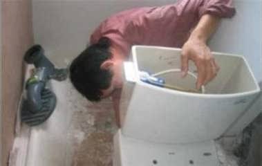 马桶水箱管道怎么疏通(马桶水箱通道堵塞怎么办)