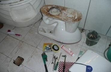 夹子堵住马桶怎么疏通管道(夹头发的夹子掉到马桶堵住了怎么办?