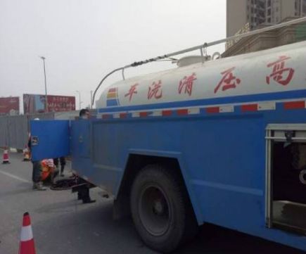 管道疏通衣服泥沙怎么洗(管道堵了怎么疏通泥沙)