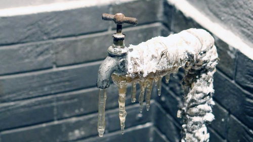 管道内水结冰怎么疏通(水管道结冰怎么解冻疏通)