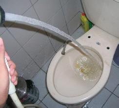 马桶s管道堵塞怎么疏通(马桶总管堵塞)