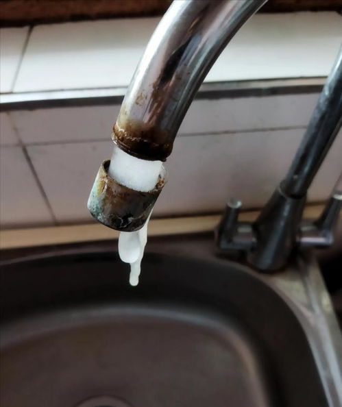 水管道结冰怎么解冻疏通(水管结冰怎么快速融化)