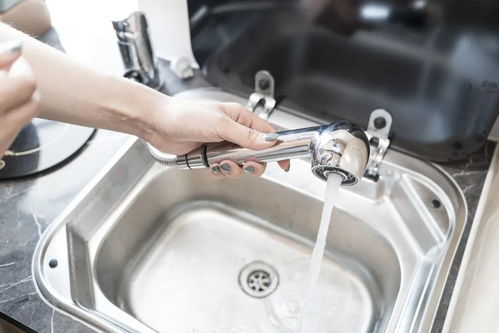 水槽管道堵了怎么疏通(水槽管道堵了怎么办)