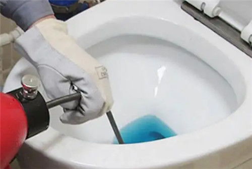 沸水怎么疏通马桶管道(热水通马桶妙招)