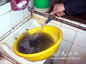 疏通管道卡死怎么处理(疏通管拔不出来卡住怎么办)