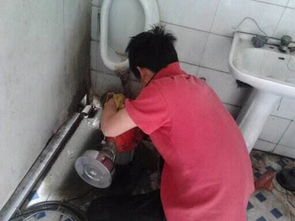 马桶管道砖头怎么疏通(通马桶管子)