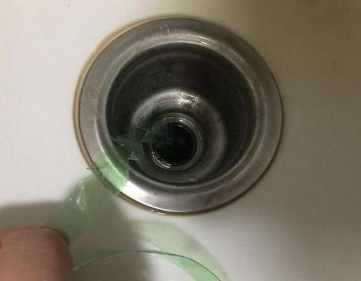 鸡蛋堵住管道怎么疏通(原来是鸡蛋把出水口给堵住了)