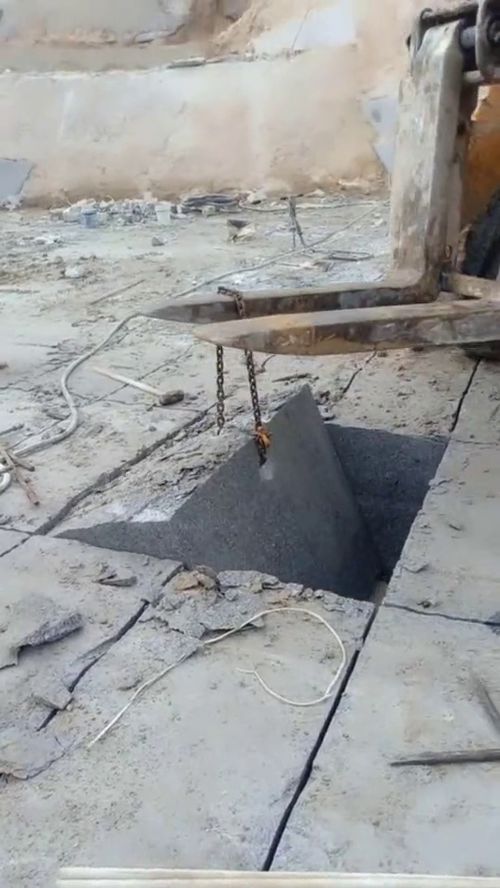 管道进石头怎么疏通(石子掉进管道怎么取出来)
