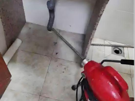 管道疏通都是怎么疏通的(管道疏通教程)